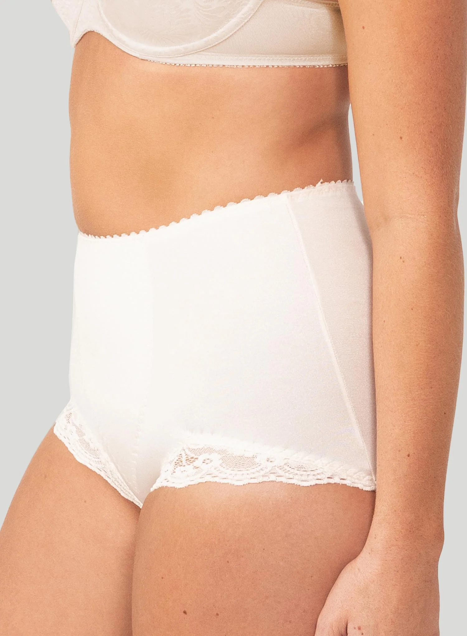 Triumph: Something Else Tum-E-Lace Panty Fresh Powder - Image 2