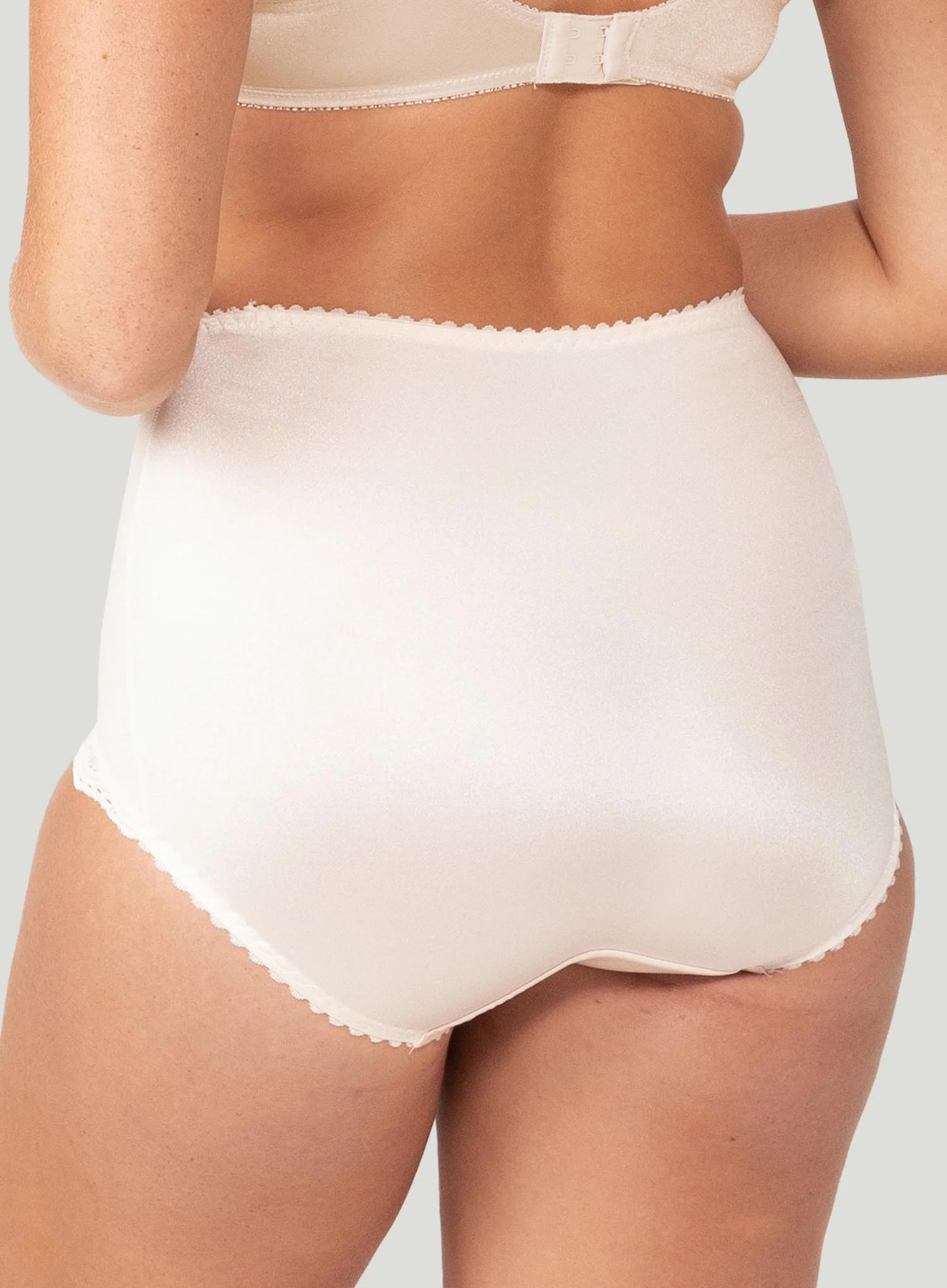 Triumph: Something Else Tum-E-Lace Panty Fresh Powder - Image 3